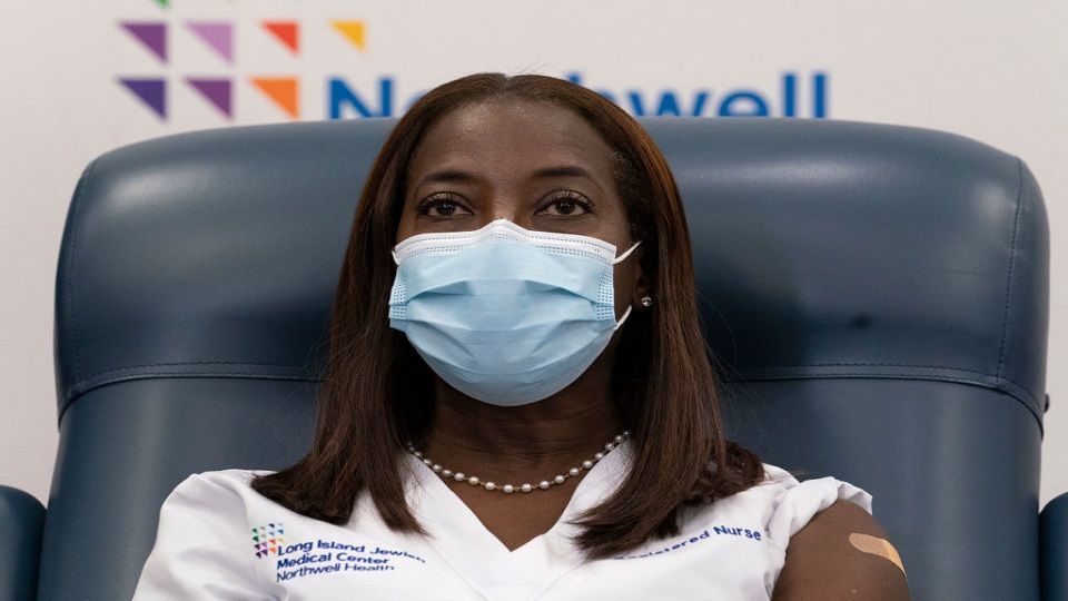 ساندرا ليندسي أول ممرضة تتلقى لقاح مضاد لكورونا في الولايات المتحدة (صور)