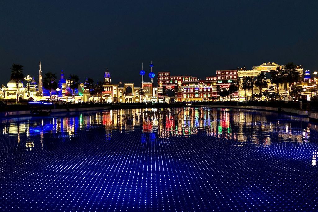 القرية العالمية في دبي تحتفل باليوبيل الفضي