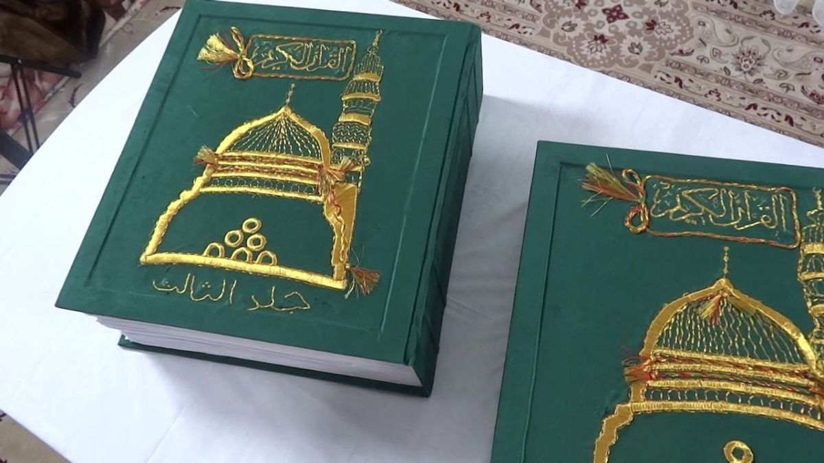 الأفغانية أم محمد تنهي نسج المصحف الشريف تطريزاً بالحرير بأقل من 5 سنوات