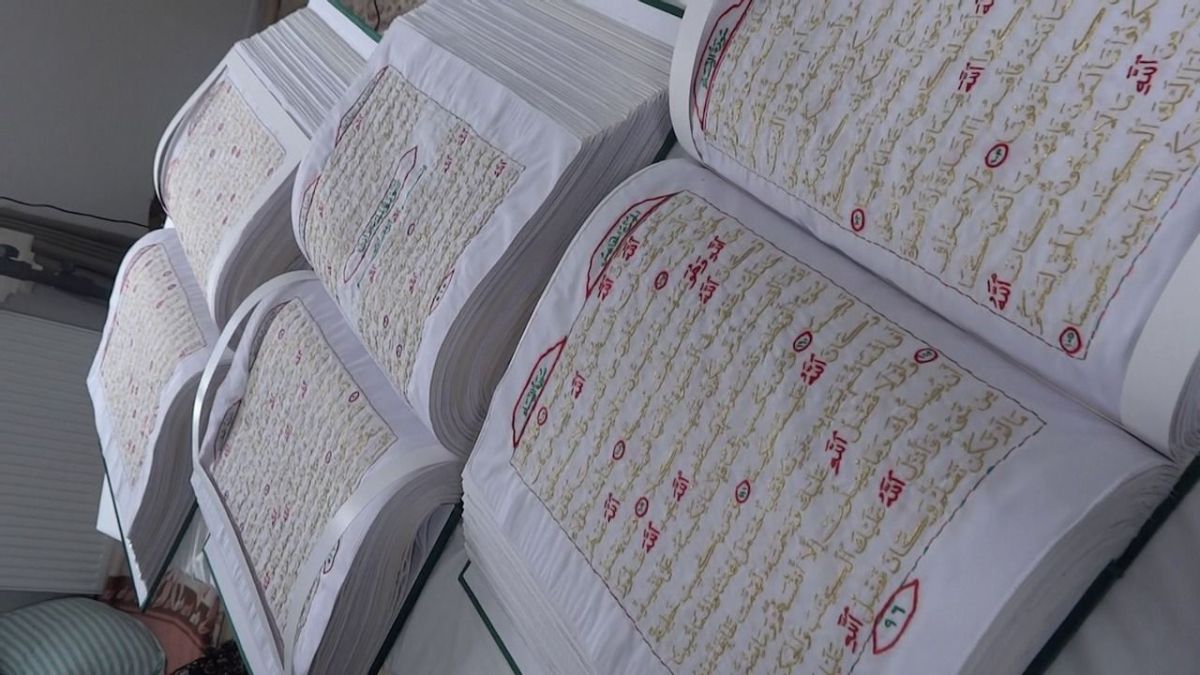 الأفغانية أم محمد تنهي نسج المصحف الشريف تطريزاً بالحرير بأقل من 5 سنوات