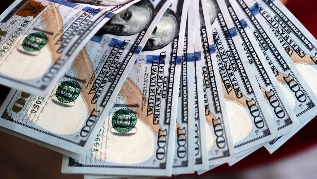 الدولار يتراجع الى أدنى مستوى له 1 الدولار