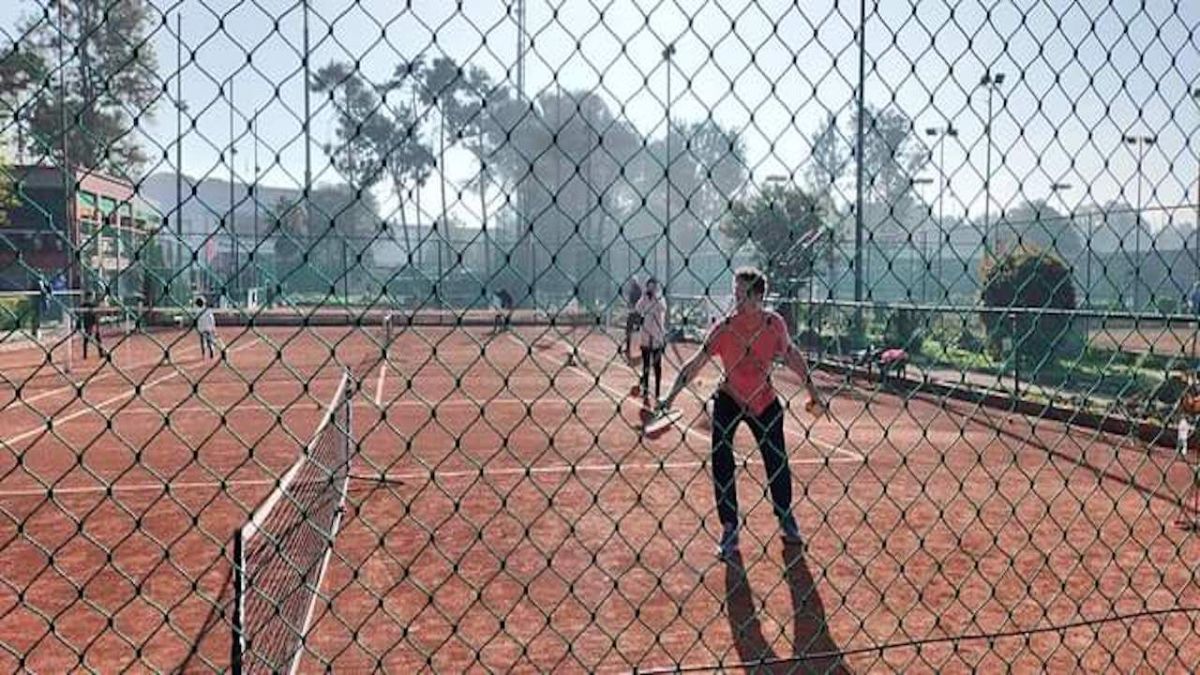 البطل العالمي يونس العيناوي يشرف على تدريب الأطفال في كرة المضرب بالرباط