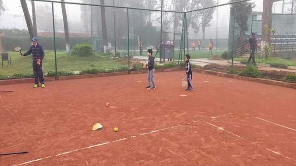 البطل العالمي يونس العيناوي يشرف على تدريب الأطفال في كرة المضرب بالرباط