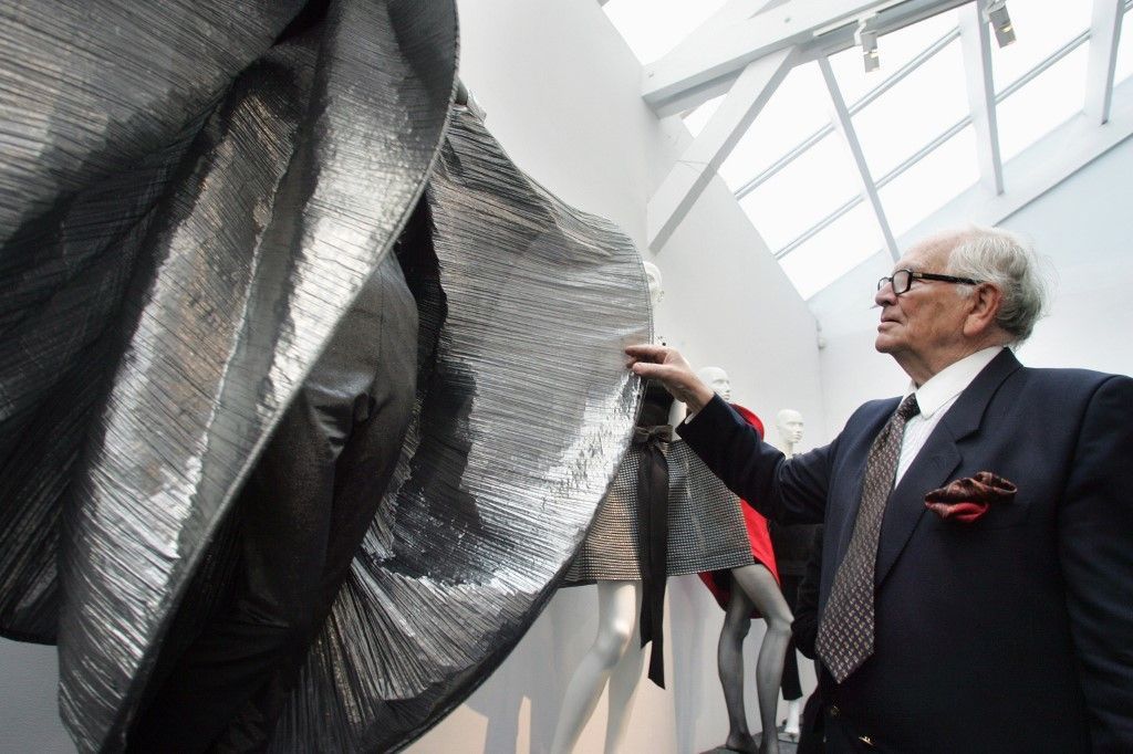 حقائق كثيرة عن بيير كاردان.. المصمم الذي ارتدى بزّة نيل أرمسترونغ