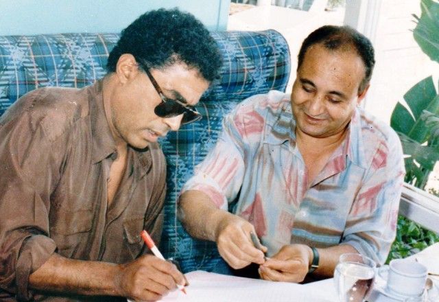 رسالة كوميدية نادرة من الراحل وحيد حامد إلى صديقه أحمد زكي: ”مافيش حل غير الطلاق“ 1 رسالة كوميدية نادرة من الراحل وحيد حامد إلى صديقه أحمد زكي: ”مافيش حل غير الطلاق“