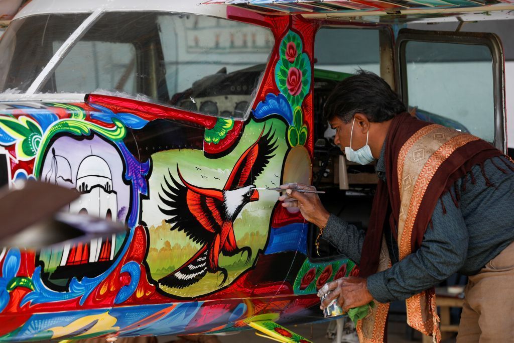 فن الرسم على الشاحنات ينتقل من شوارع باكستان الى سمائها
