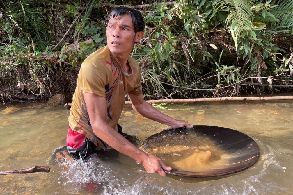 رغم كوفيد-19.. نساء تايلنديات يبحثن عن الذهب في الأنهار