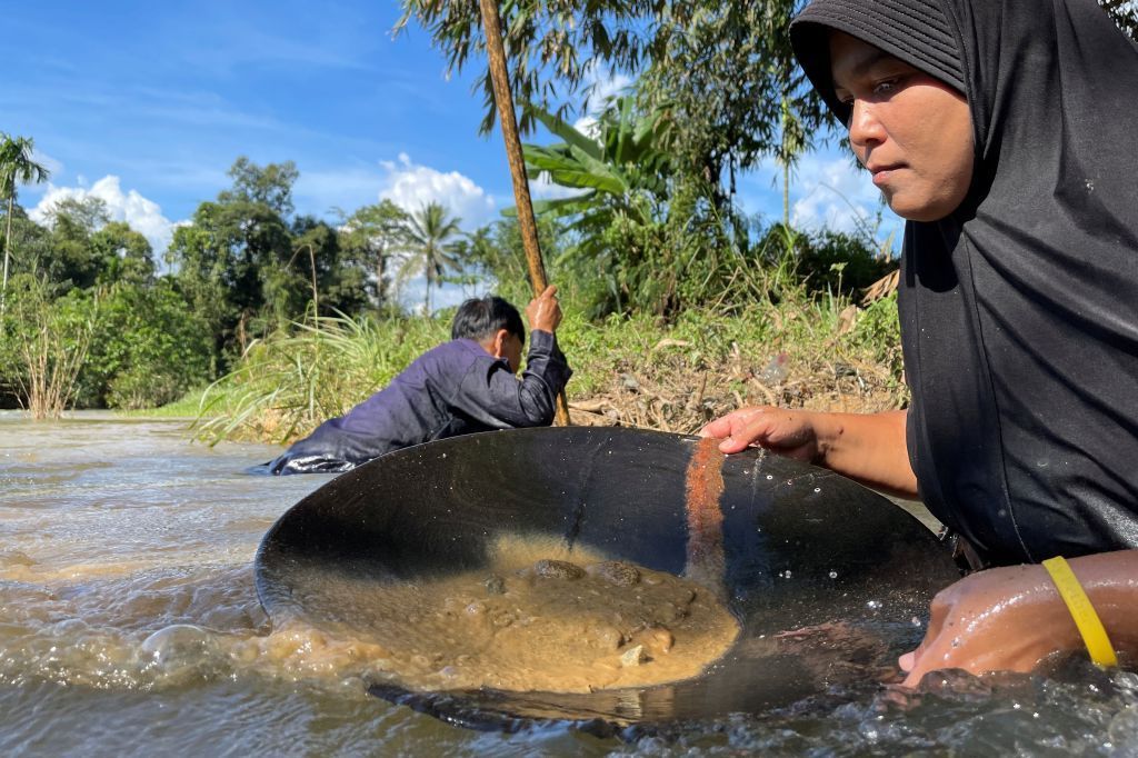 رغم كوفيد-19.. نساء تايلنديات يبحثن عن الذهب في الأنهار