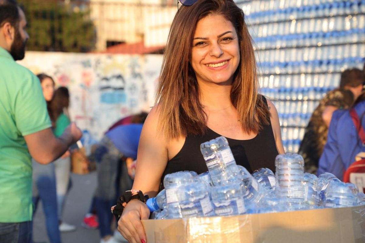 بعدما هزمت اليابان ومكسيكو.. لبنانية تدخل ”غينيس“ للمرة الـ3 بأكبر علم لبناني