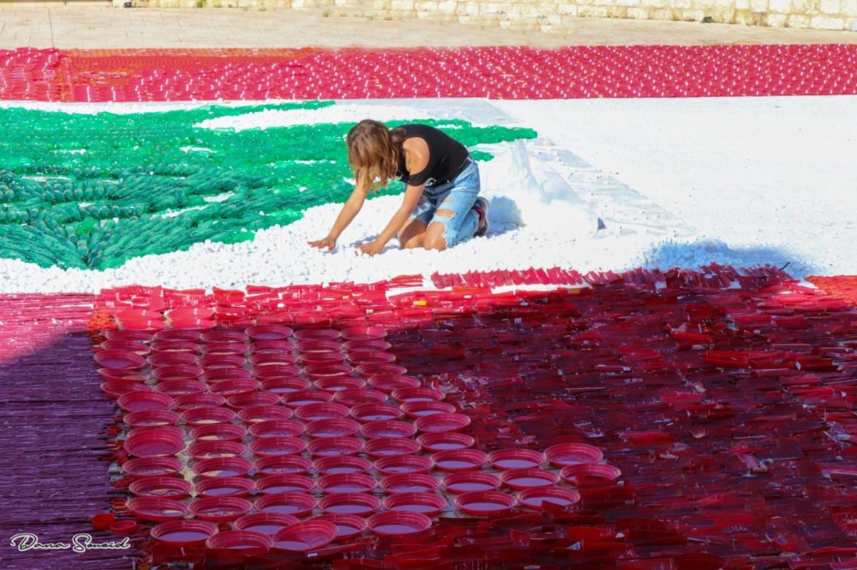 بعدما هزمت اليابان ومكسيكو.. لبنانية تدخل ”غينيس“ للمرة الـ3 بأكبر علم لبناني