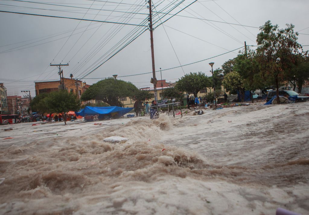 عاصفة تتسبب بفيضانات مهولة في بوليفيا