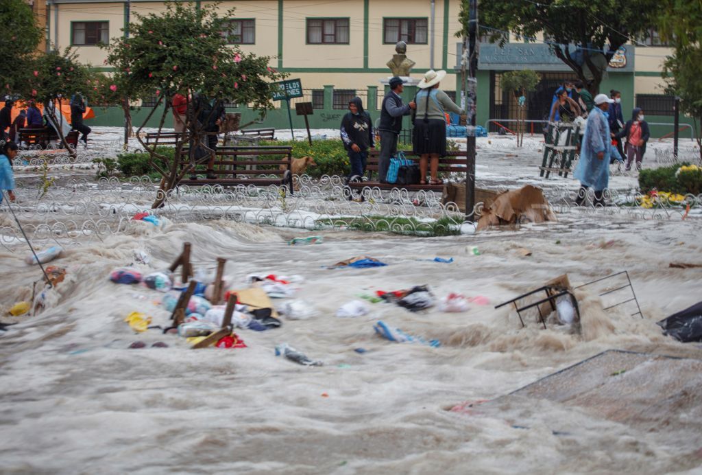 عاصفة تتسبب بفيضانات مهولة في بوليفيا