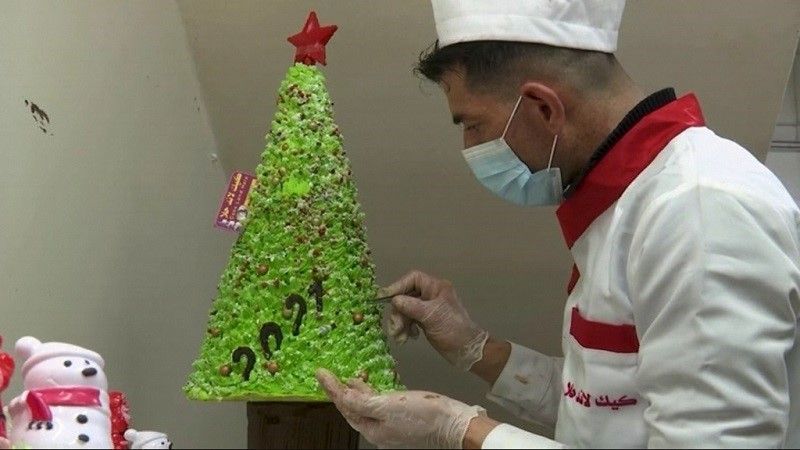بكعك بابا نويل ورجل الثلج.. طاه فلسطيني يصنع البهجة في عيد الميلاد