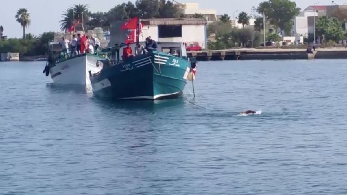 عمره 69 عاما.. سباح تونسي يقطع مسافة 1400 كلم سباحة 2 نجيب بالهادي في أحد تحديات جر السفن