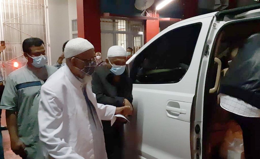 إندونيسيا تفرج عن أبو بكر باعشير ”العقل المدبر“ لتفجيرات بالي (صور) 3 إندونيسيا تفرج عن أبو بكر باعشير ”العقل المدبر“ لتفجيرات بالي (صور)