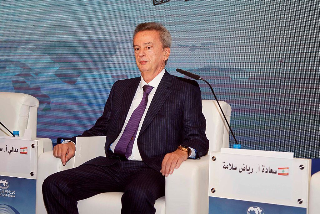 خبير اقتصادي لبناني لـ”أخبار الآن“: تثبيت الليرة أمام الدولار كلف لبنان المليارات