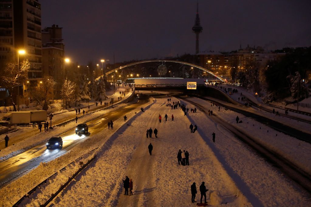 بالصور.. عاصفة ثلجية تزرع الفوضى في إسبانيا 6 بالصور.. عاصفة ثلجية تزرع الفوضى في إسبانيا