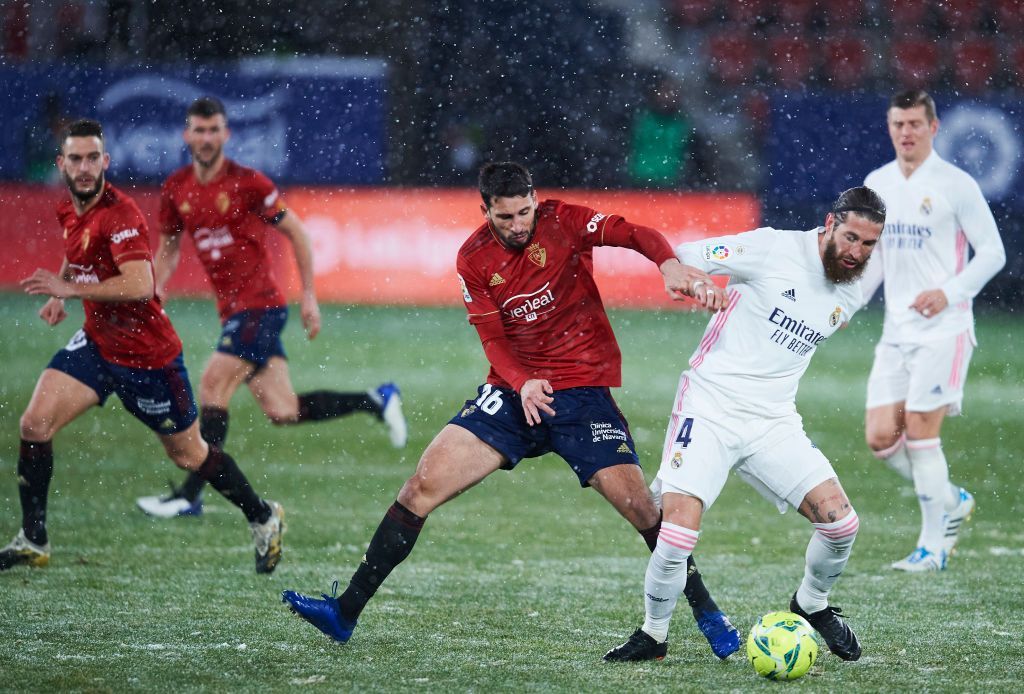 بالصور.. الثلوج تتصدر المشهد في مباراة ريال مدريد وأوساسونا