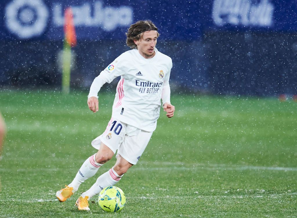 بالصور.. الثلوج تتصدر المشهد في مباراة ريال مدريد وأوساسونا