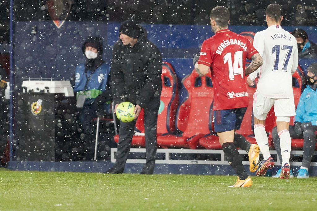 بالصور.. الثلوج تتصدر المشهد في مباراة ريال مدريد وأوساسونا