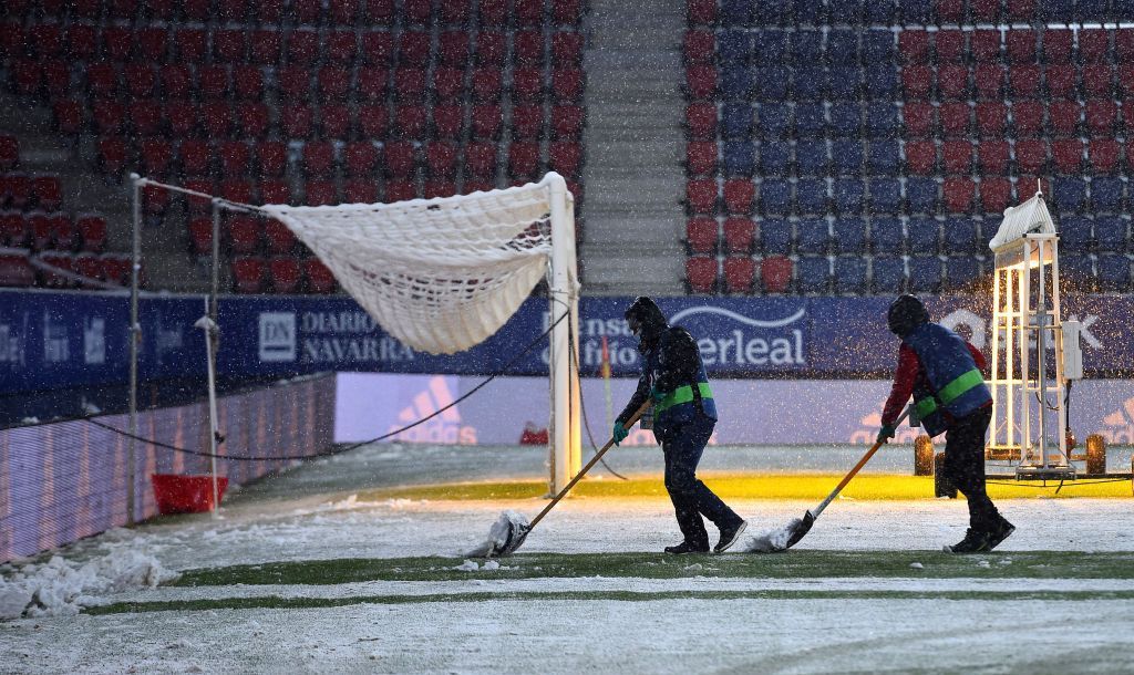 بالصور.. الثلوج تتصدر المشهد في مباراة ريال مدريد وأوساسونا