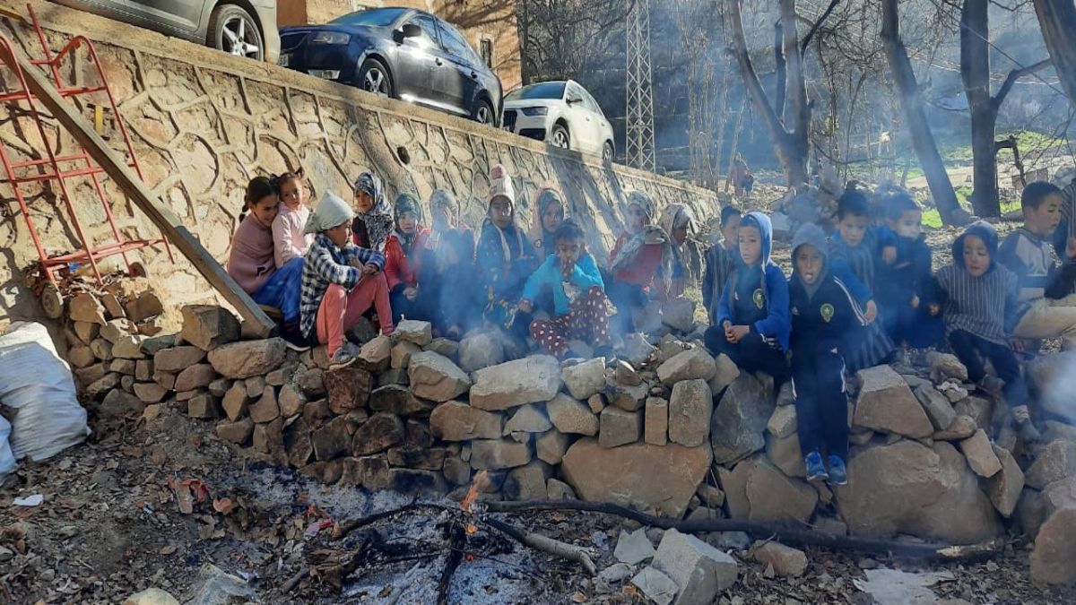 "قافلة شتاء" تدفيء 144 طفلاً بقرية امسوزارت