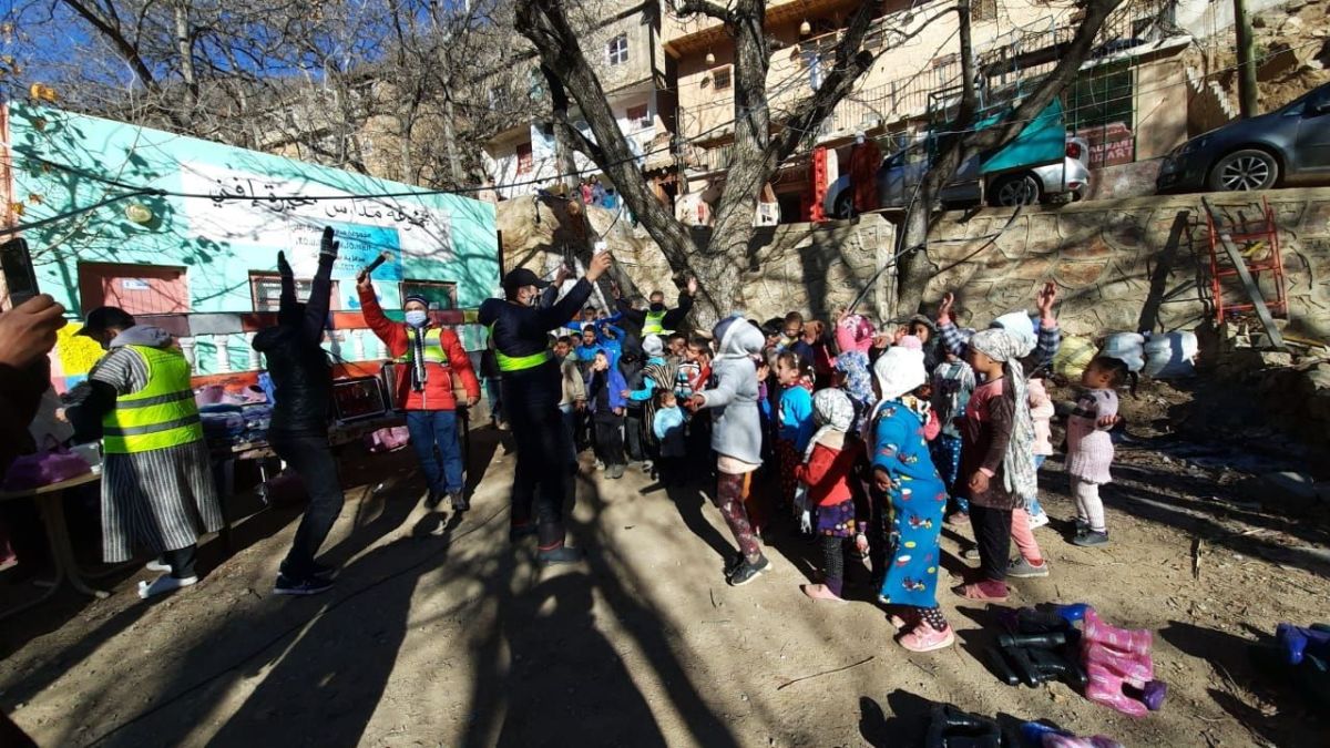 "قافلة شتاء" تدفيء 144 طفلاً بقرية امسوزارت