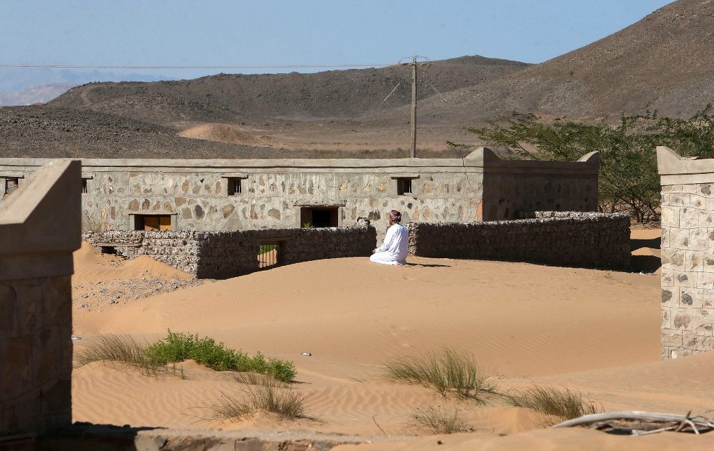 يبدو مسجد القرية التي كانت تضم 30 مسكنا و 150 مقيما، ظاهرا أيضا بفعل حركة الرمال