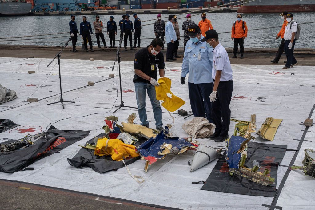 محقق يكشف: الطائرة الإندونيسية ربما تحطّمت بسبب تأثير المياه