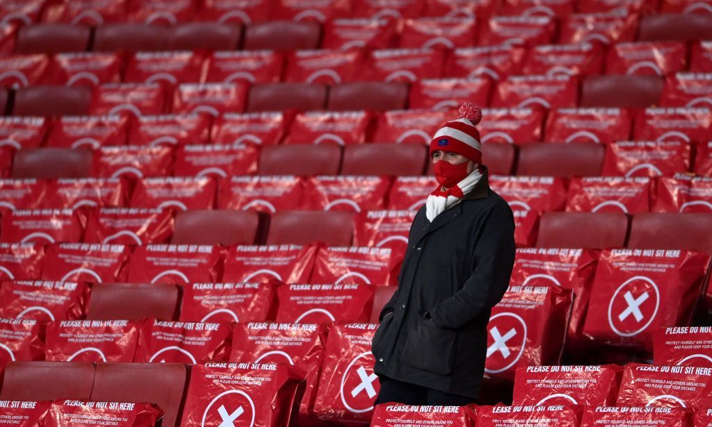 بعد ضربات كورونا المتلاحقة.. هل تقرر رابطة البريميرليغ تجميد الموسم؟