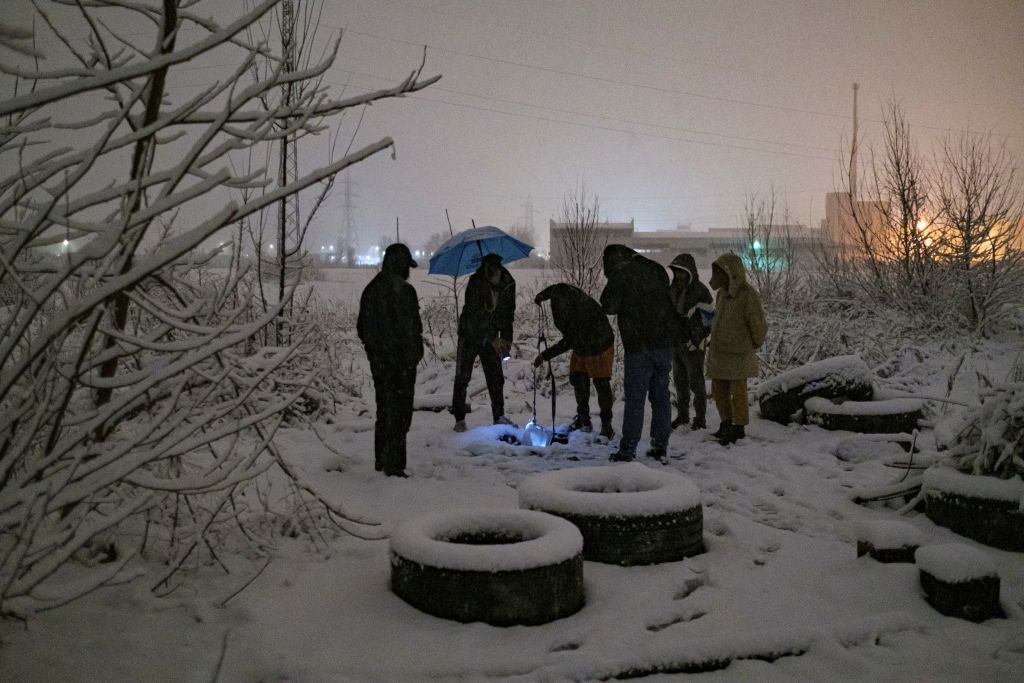 البوسنة.. المئات من المهاجرين تتقطع بهم السبل في زمهرير الشتاء 1 البوسنة.. المئات من المهاجرين تتقطع بهم السبل في زمهرير الشتاء