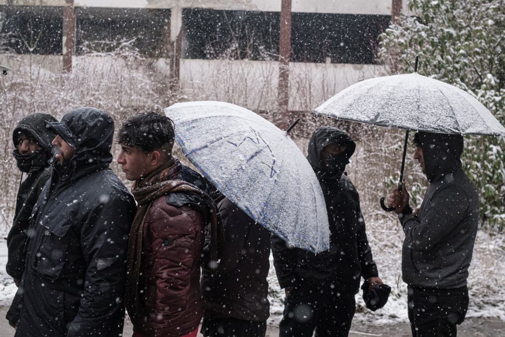 البوسنة.. المئات من المهاجرين تتقطع بهم السبل في زمهرير الشتاء 2 البوسنة.. المئات من المهاجرين تتقطع بهم السبل في زمهرير الشتاء