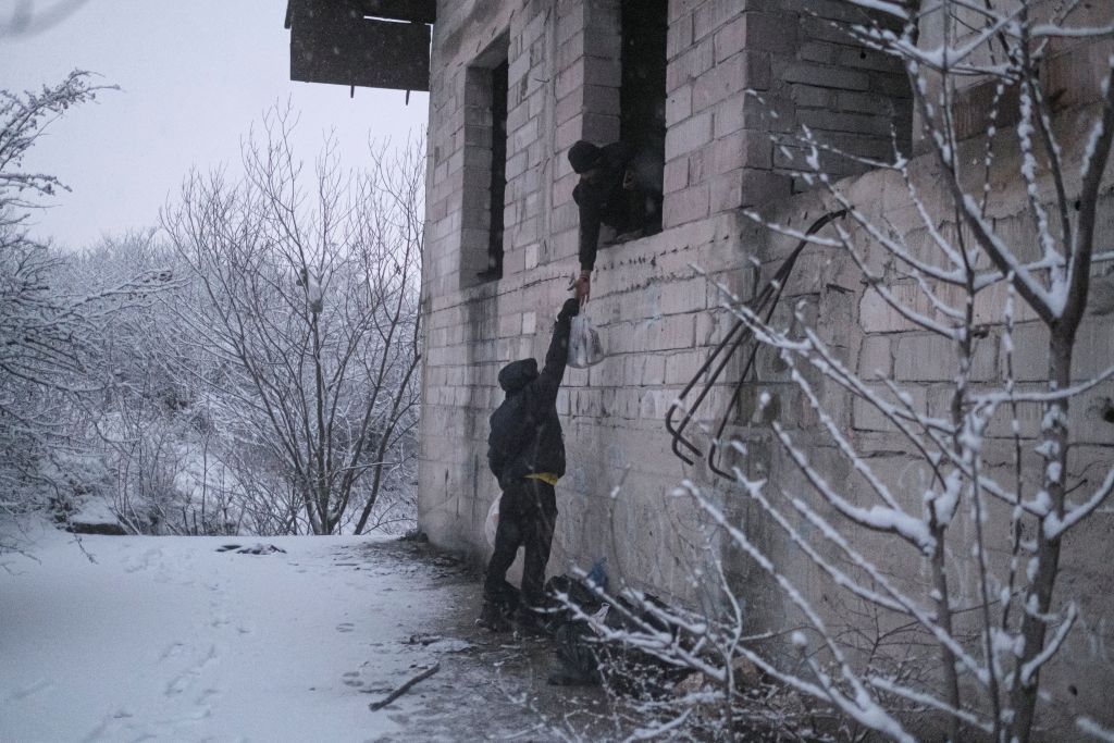 البوسنة.. المئات من المهاجرين تتقطع بهم السبل في زمهرير الشتاء 4 البوسنة.. المئات من المهاجرين تتقطع بهم السبل في زمهرير الشتاء