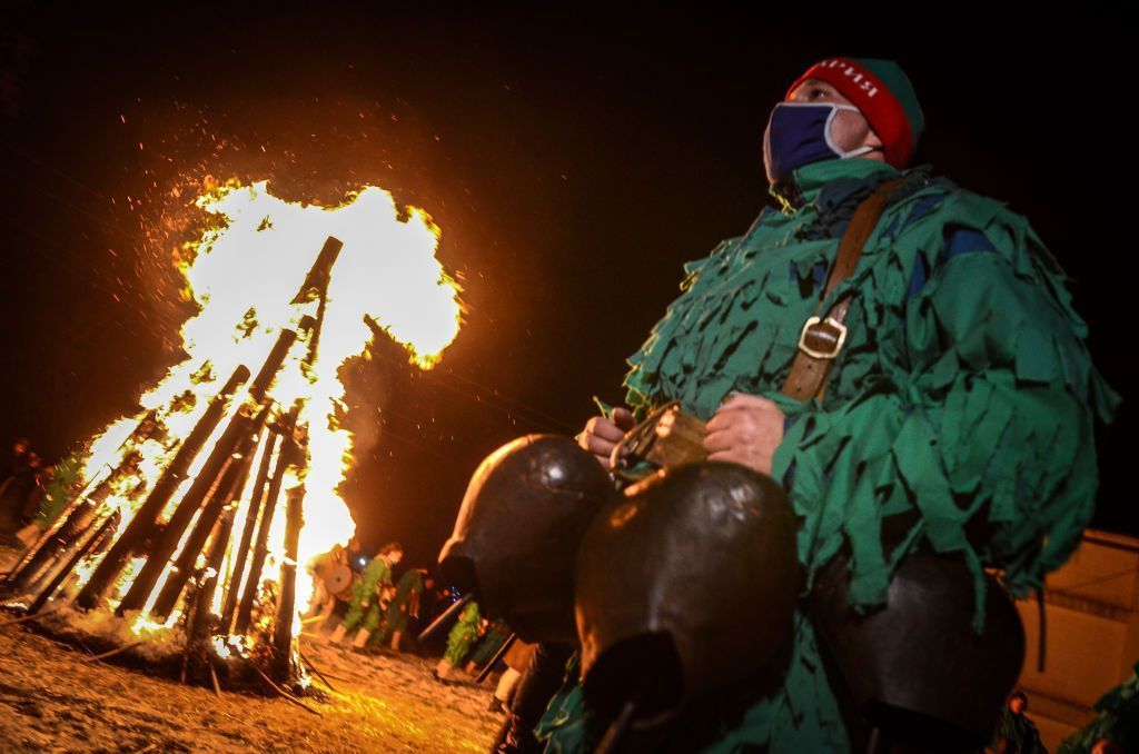 البلغار يقرعون الطبول احتفاء بالعام الجديد في مهرجان سورفا التقليدي / Getty 