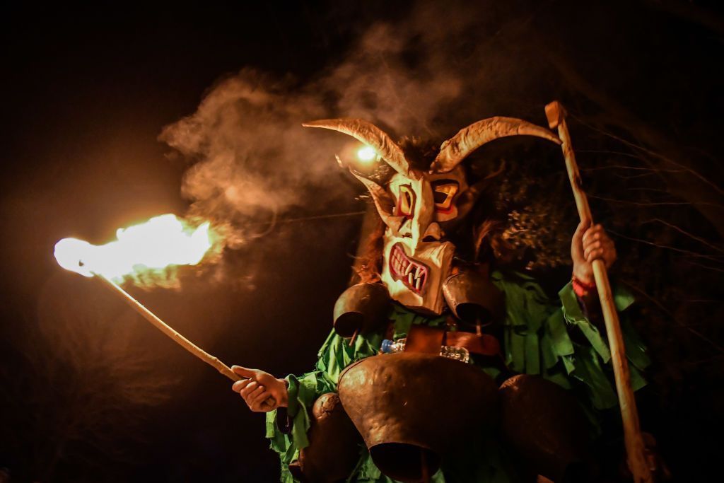 أشخاص يؤدون الرقص التقليدي خلال احتفالات الكرنفال/ Getty 