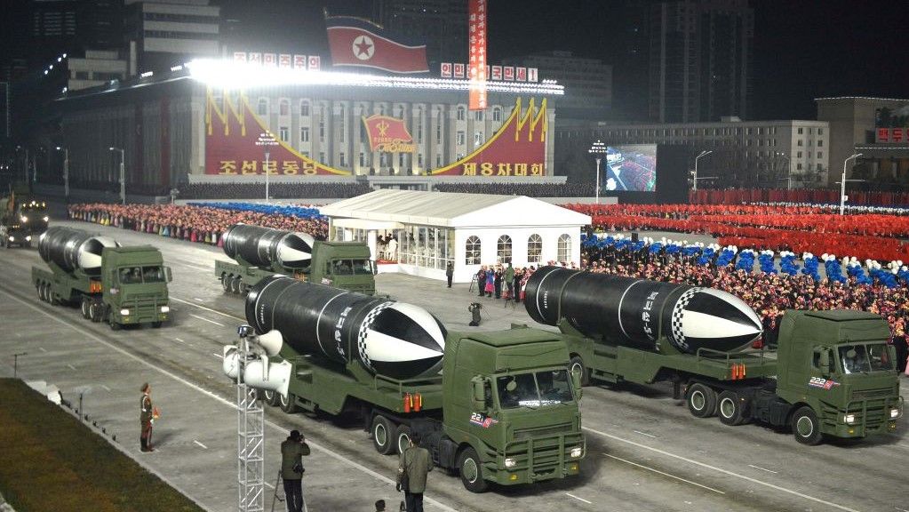 كوريا الشمالية تستعرض صاروخاً باليستياً يمكن إطلاقه من على متن غوّاصة