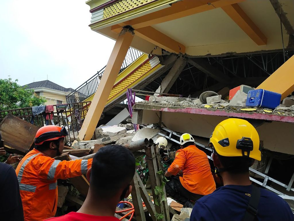 34 قتيلا في زلزال قوي ضرب إندونيسيا
