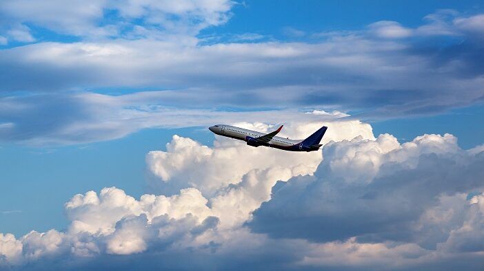 تغير المناخ.. وقود الطائرات من نفايات الطعام ”يقلل بشكل كبير“ من الانبعاثات