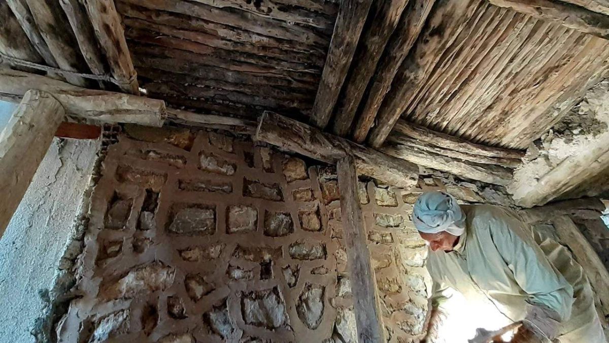 شباب متطوع يرمم الأحياء القديمة والتاريخية ببوابة الصحراء بالجزائر