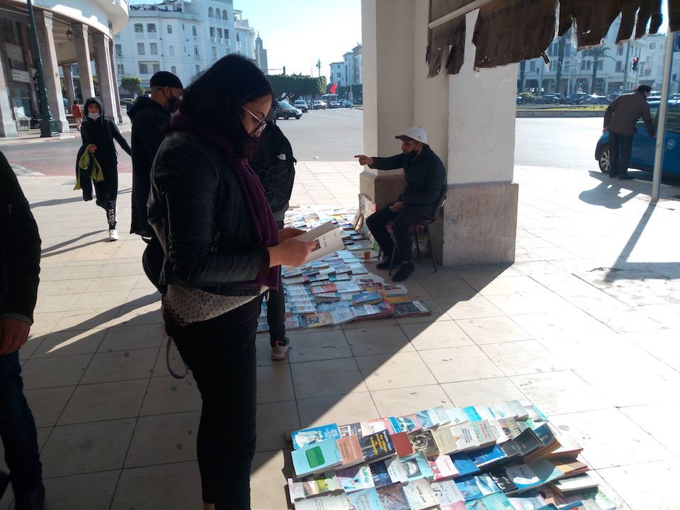 باعة كتب الأرصفة يعودون لشوارع الرباط بعد توقف لأشهر سبّبه كوفيد 19 2 باعة كتب الأرصفة يعودون لشوارع الرباط بعد توقف لأشهر سبّبه كوفيد 19