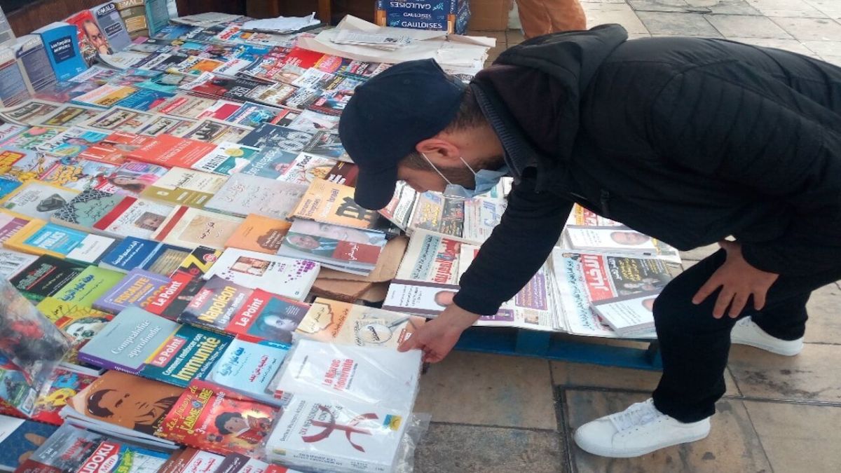 باعة كتب الأرصفة يعودون لشوارع الرباط بعد توقف لأشهر سبّبه كوفيد 19 1 باعة كتب الأرصفة يعودون لشوارع الرباط بعد توقف لأشهر سبّبه كوفيد 19