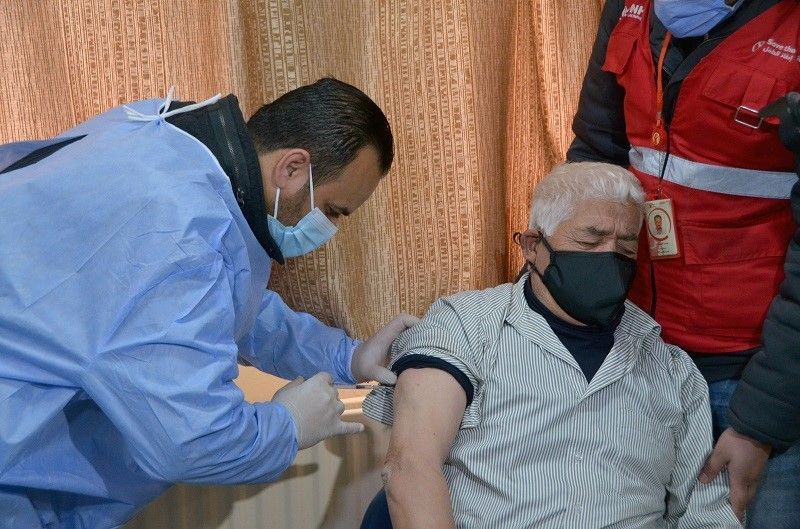 الأردن.. لاجئون سوريون يتلقون لقاحات الوقاية من كوفيد-19