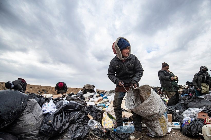 فقراء يبحثون عن قوت يومهم بين أكوام النفايات في شمال شرق سوريا