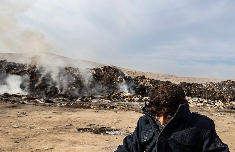 فقراء يبحثون عن قوت يومهم بين أكوام النفايات في شمال شرق سوريا
