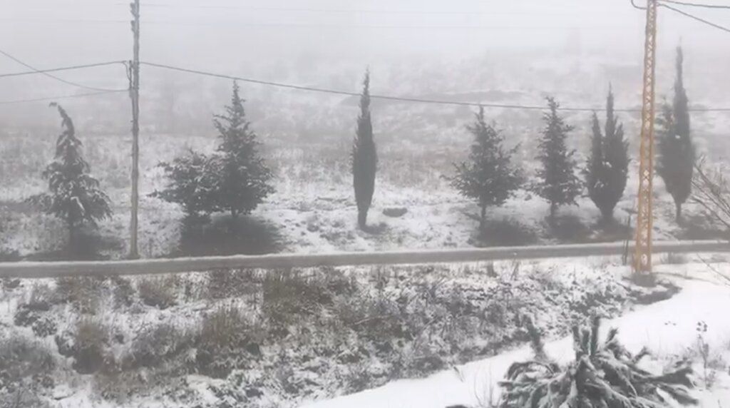 بلدة "شاناي" في لبنان تكتسي باللون الأبيض