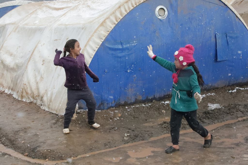 سوريا.. الثلوج تغطي مخيما للنازحين في ريف حلب الشمالي