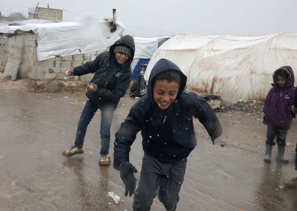 سوريا.. الثلوج تغطي مخيما للنازحين في ريف حلب الشمالي