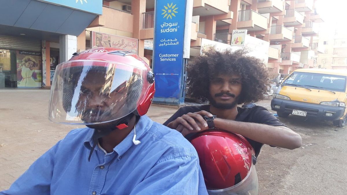 "سكوتر" ينقل أهل الخرطوم ب200 دراجة نارية، ويفتح الباب للسائقات النساء