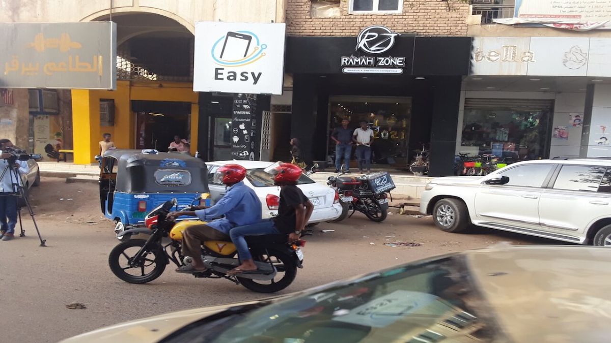 "سكوتر" ينقل أهل الخرطوم ب200 دراجة نارية، ويفتح الباب للسائقات النساء