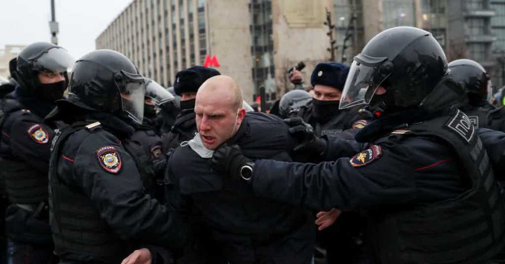بالصور.. الشرطة الروسية تقمع أنصار نافالني في العاصمة موسكو 5 نافالني